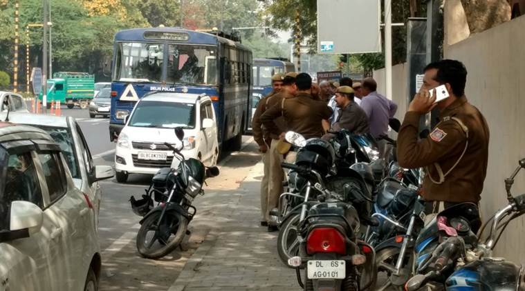 AAP vs Chief Secretary: Arvind Kejriwal's residence searched by the police to find CCTV footage AAP vs Chief Secretary: Arvind Kejriwal's residence searched by the police to find CCTV footage