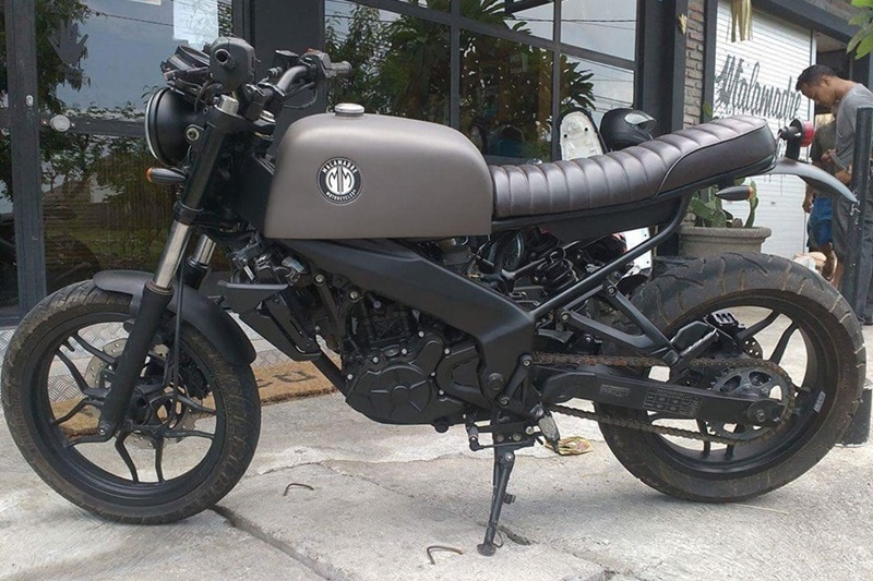 Pulsar Scrambler: An Indonesian customisor called Malamadre Motorcycles modified a Bajaj Pulsar 200 NS into a Scrambler and the end result is quite a neatly done job. It has been fitted with a classic round headlamp coated in chrome, the didgital speedo has been retained, and so are details like the fork, alloys, discs and frame. The custom fuel tank and the seat are the highlights of this bike. (Source: Indian Autos Blog)