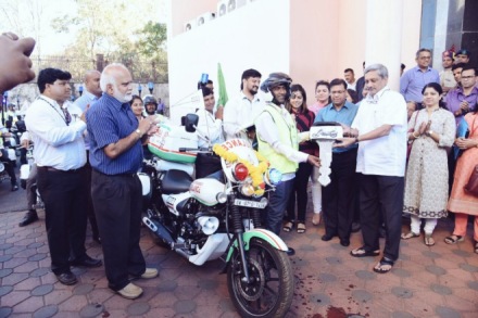 Manohar Parrikar inaugurated first bike ambulance. (Twitter/Manohar Parrikar)