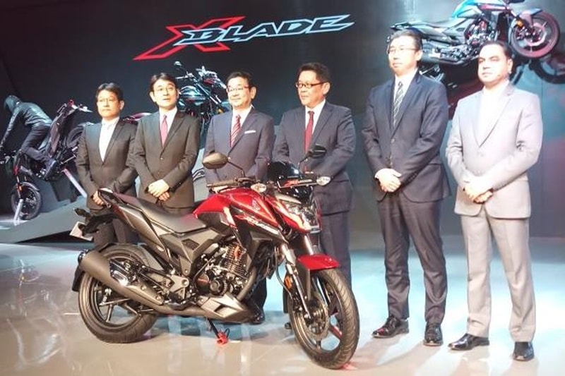 Honda X-Blade: Honda unveiled its new 160cc motorcycle at the Auto Expo 2018, Honda X-Blade. It is more muscular than the Honda Hornet 160R and is powered by a 160cc single-cylinder engine that makes 13.93 hp and 13.9 Nm of torque. Honda X-Blade features a fully digital instrument panel, and weighs in at 140 kg.