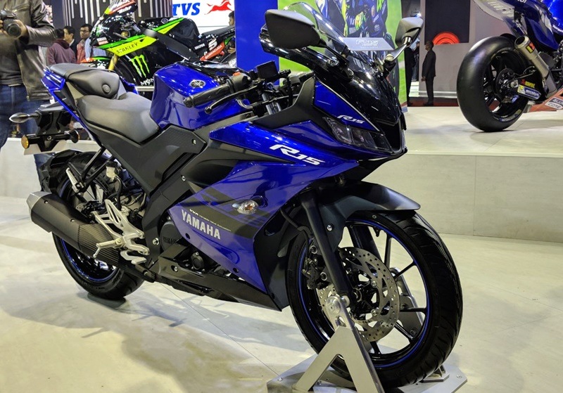 Yamaha YZF-R15 V3.0: Yamaha launched the YZF-R15 V3.0 in India during the 2018 Auto Expo at Rs 1.25 lakh (ex-showroom). The new R15 is powered by a 155cc liquid-cooled engine which produces 19 hp, and is paired with a six-speed transmission. Yamaha has promised that the new R15 has received a boost in power by 16% and a 4.7% boost in mileage. The new Yamaha YZF-R15 now also features a slip-assist clutch, a full LED headlamp, LED tail lamp, USB charging provision and more.