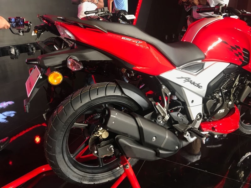 In continuation to the features shared with the bigger RTR 200, the 2018 TVS Apache RTR 160 4V also has a similar 'shotgun' exhaust, which adds to its overall sporty appeal.