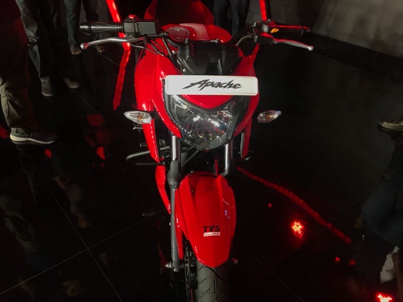 Talking of design, the 2018 TVS Apache RTR 160 takes to its elder sibling in the same series, the TVS Apache RTR 200 4V. The fuel tank is similarly designed and so is the little bit of fairing at the bottom that instantly reminds us of the RTR 200.