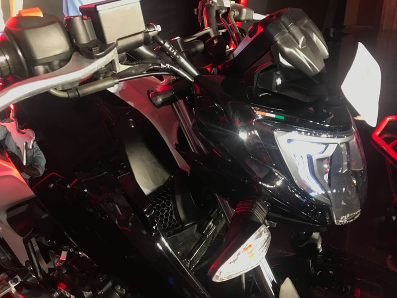 2018 TVS Apache RTR 160 4V also gets 'ram air' ducts. While ram air provides a boost in power while speeding, on the RTR 160 though they essentially deliver more air that helps cool the oil-cooled engine better. Notice the honey comb pattern.