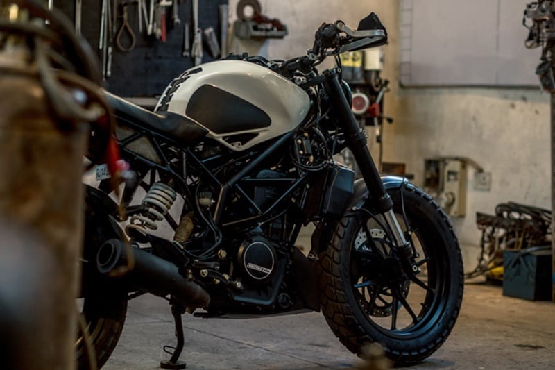 The KTM 390 Duke Badmaash has been painted in dual tone paint scheme of black and white. The extra body panels have been ditched in order to give the bike a pure Scrambler look. Components like the front mudguard and seat are also new on the Badmaash. Image Credit - Demotic Media