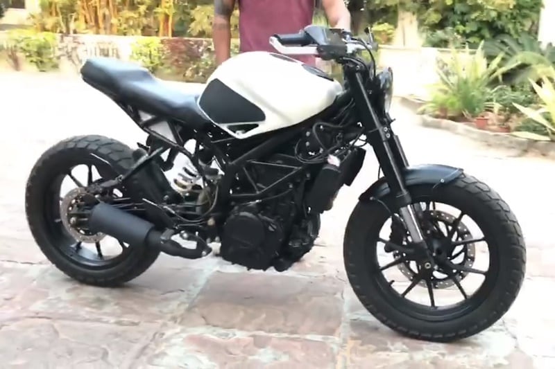 The motorcycle has been equipped with a rounded headlamp up front that consists of LEDs. The unit looks appealing as it brings out the neo retro character in a bold streetfighter. The front mudguard of the motorcycle is also slimmer as compared to the original Duke. Image Credits - Indian Autos Blog