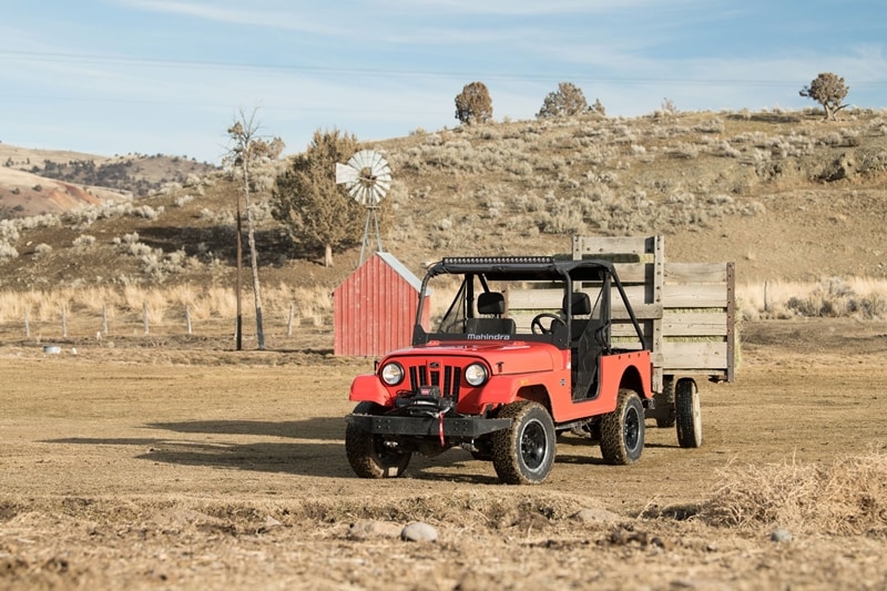 Now, Mahindra North America is selling the Roxor as a non-road legal ATV, At 3759 mm the Roxor is almost 200mm shorter than the Thar, almost 200 mm narrower at 1574 mm to the Thar’s 1710 mm. And even gets 228 mm of Ground Clearance which is 41 mm more than the Thars. Now it can afford all these cuts since it doesn’t have to comply to road legal requirements that the Thar does. That also allows for the almost 300 kilo advantage for the Roxor which tips the scales at 1376 kgs.