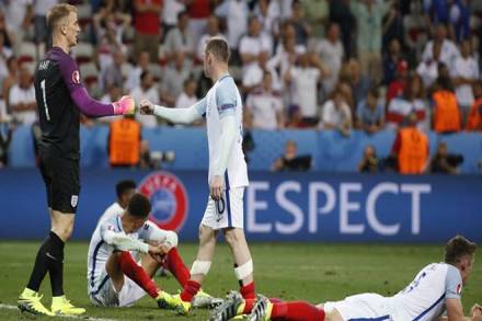 Stephen Hawking, Stephen Hawking passes away, when Stephen Hawking helped england, england fifa world cup, fifa world cup 2014, steven gerrard, fifa wc, england football team, sports news