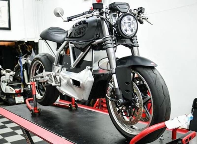 The electric engine and battery hasn't added much to the weight either. The D-EV Project weighs in at 165 kg and delivers a range of about 100 km on one full charge. That's not bad for an electric motorcycl that can do 160 km/h.