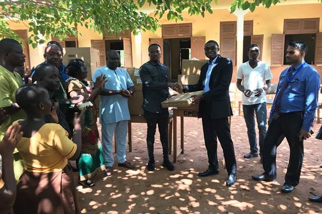 ghana teacher, Owura Kwadwo Hottish, NIIT Ghana, computer teacher Ghana, teacher draws ms word on blackboard, teacher teaches computer on blackboard, teacher draws computer on blackboard