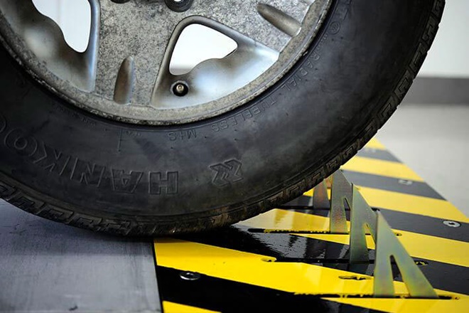 Beware of tyre killers! Fools driving on the wrong side in India will now suffer with tyres torn apart!