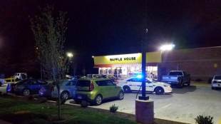 Nude gunman kills three at Tennessee restaurant