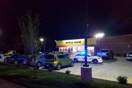 Nude gunman kills three at Tennessee restaurant
