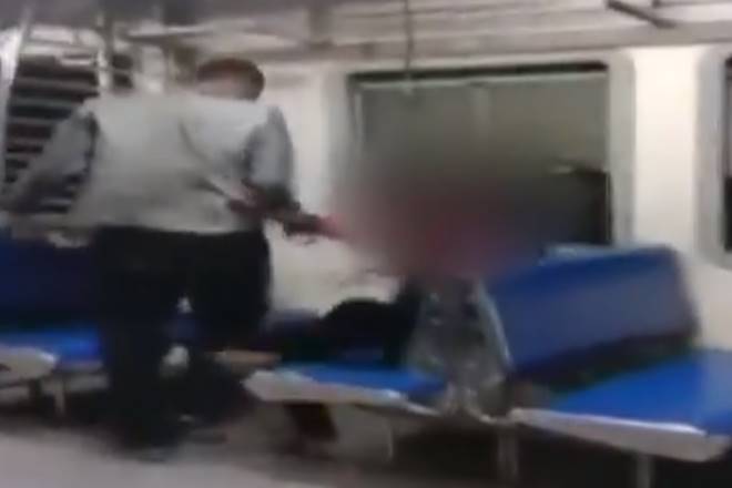 mumbai, mumbai woman molested, mumbai woman molestation video, mumbai shocker, shocking mumbai video, mumbai woman betaen, mumbai woman beaten in local train, mumbai woman beaten, viral video, india news