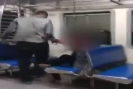 mumbai, mumbai woman molested, mumbai woman molestation video, mumbai shocker, shocking mumbai video, mumbai woman betaen, mumbai woman beaten in local train, mumbai woman beaten, viral video, india news