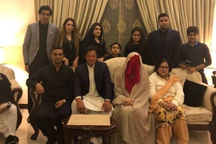 Imran Khan, Bushra Maneka, imran khan dogs, imran khan dogs bushra maneka, bushra maneka son, imran khan bushra maneka marriage, pakistan, pakistan tehreek e insaaf