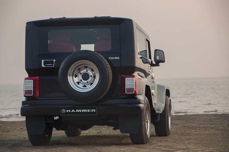 The front bumper of the Mahindra Thar Hammer has been redesigned to look chunkier and the stock wheels have been replaced with offset alloys. It gets flared wheelarches for a beefy appeal.
