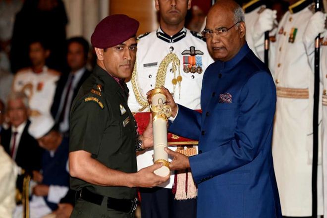 ms dhoni, Rashtrapati Bhavan, ram nath kovind, Padma Bhushan, Mahendra Singh Dhoni, MS Dhoni world cup six, MS Dhoni army title, Ms Dhoni honorary army title, Padma Bhushan Award
