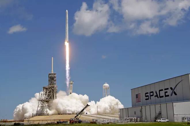 SpaceX's powerful Falcon 9 rocket technology could put astronauts' lives at risk (Image: AP)
