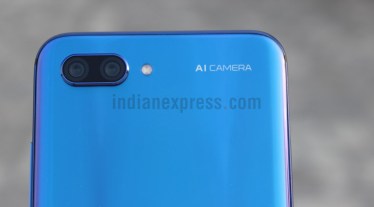 Honor 10 is available at an attractive price of Rs 32,999.