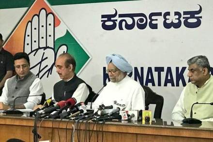 Former PM Manmohan Singh holding press conference in Bengaluru (Image: twitter/ @INCKarnataka)
