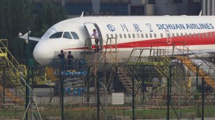 China, china hero pilot,  Sichuan Airlines , Liu Chuanjian, Sichuan province, Airbus A319 of Sichuan Airlines , tibet, Civil Aviation Administration of China