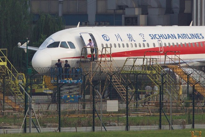 China, china hero pilot,  Sichuan Airlines , Liu Chuanjian, Sichuan province, Airbus A319 of Sichuan Airlines , tibet, Civil Aviation Administration of China