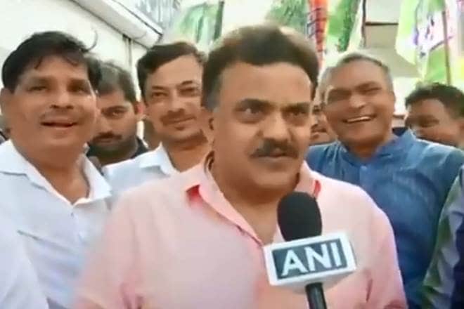 Congress leader Sanjay Nirupam has launched a derogatory remark on Karnataka governer Vajubhai Valla.
