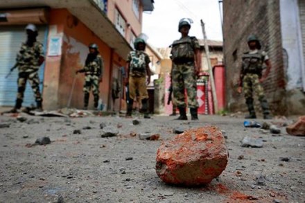 pakistan, civilians, human shield, indian army, human shield kashmir, human shield incident, human shield case in kashmir, jammu and kashmir, stone pelting, human shield indian army,