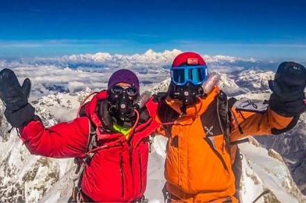 Arjun Vajpai along with his co-mountaineer Alex d'Emilia at Kanchenjunga Summit (twitter.com/ArjunV_everest)