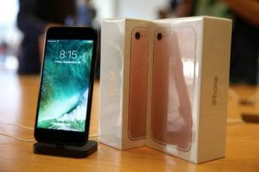 Indiaistore.com is offering Apple iPhone 7 at a low-cost EMI. (Image: Reuters)
