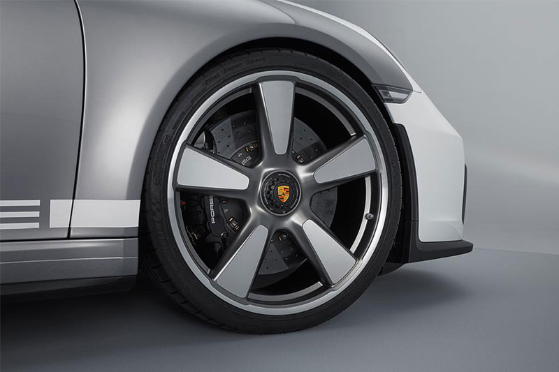 The chassis of the Porsche 911 Speedster Concept comes from the 911 GT3, and it gets 21-inch rims in Fuchs design.