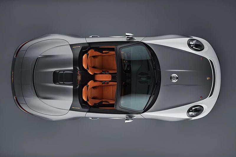 The Porsche 911 Speedster Concept gets a lightweight tonneau cover instead of a convertible top. This cover protects the car interior from rain when parked, and is attached using eight Tenax fasteners. This helped the company to reduce the overall weight of the car. The full bucket seats are made of carbon, and the light brown Aniline leather covers in Cognac 356 pick up on features from the car’s classic predecessors.