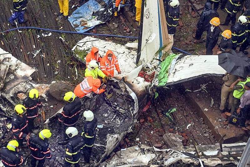 mumbai plane crash, Plane crash in mumbai, mumbai plane crash video, ghatkopar plane crash, ghatkopar plane crash today, ghatkopar plane crash video, plane crash in mumbai ghatkopar today, chartered plane, plane crash ghatkopar, king air c90, plane crash news, uy aviation, up government plane crash, up govt plane news