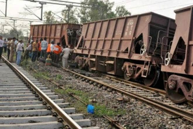 good trains derails, maoists removes tracks, chattisgarh,  Kirandul Visakhapatnam railway section, Bacheli