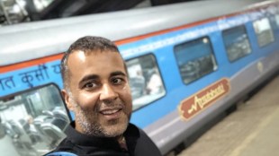 Chetan Bhagat travells in Indian Railways Anubhuti train