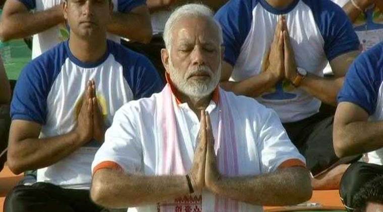 pm narendra modi, modi iaf airman, pm modi india air force, indian air force pm narendra modi, indian air force jawan collapsed, jawan indian air force fainted, modi surprise guard of honour
