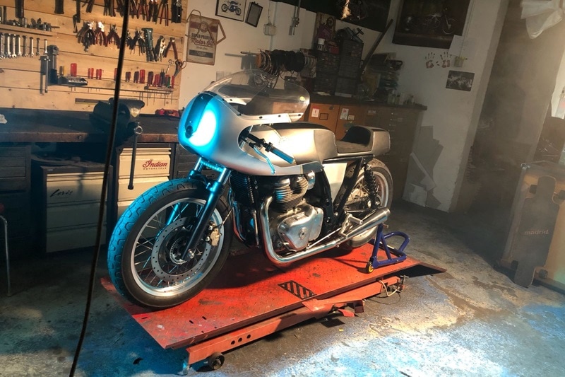 The stock machine was preserved as much as possible in the process of building the Rohini, including a reference to the stock paint job while amplifying it with a super slim and curvaceous fairing and monocoque seat/tail unit.