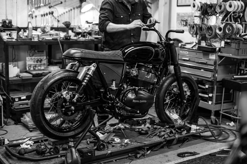 All wires and cables are neatly hidden with internalized controls. As an ode to the modern technology, the build no longer has a stock lock barrel and key, instead integrating a keyless ignition into matching riding gloves.