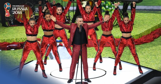 Robbie Williams makes everyone present move on his beats. (Twitter)