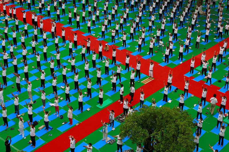 People perform yoga on International Yoga Day in Chandigarh, India, June 21, 2018. (Reuters image)