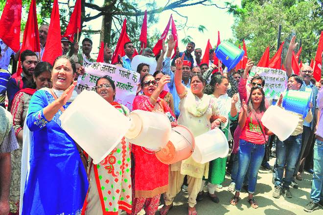 Locals protest against the acute water shortage in Shimla, which is experiencing its worst-ever water crisis (Photo: Pradeep Kumar)