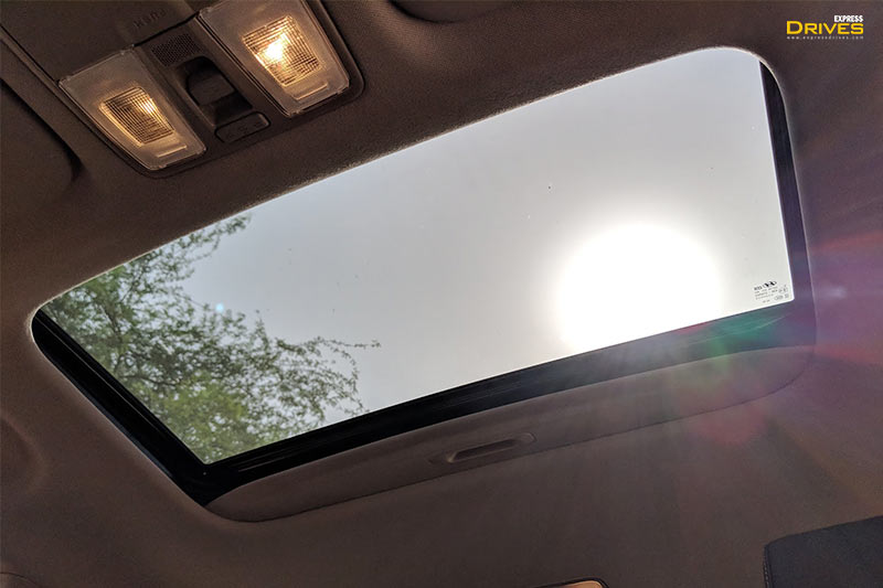 Top variants of 2018 Hyundai Creta gets sunroof, whereas Jeep Compass misses out on this feature.