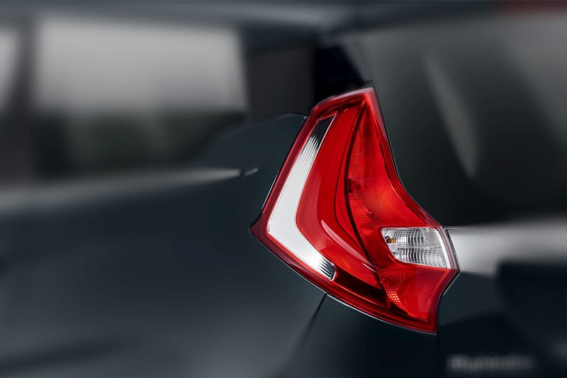 The LED tail lamps on the Mahindra Marazzo look impressive with the arrow design, which goes in sync with the overall sharp design approach. The brake light when illuminated is reminiscent of a boomerang, which further accentuates the premium styling on the MPV.
