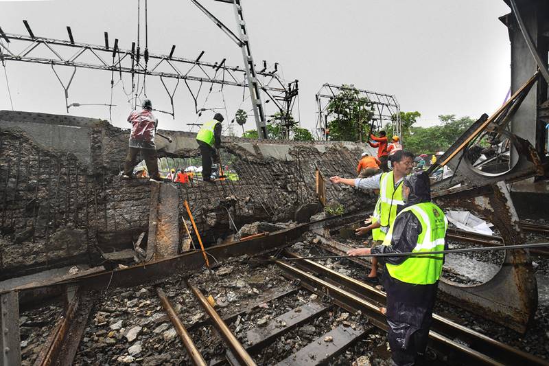 Mumbai footover bridge, Mumbai foot over bridge, Mumbai footover bridge collapse, Mumbai footover bridge incident, mumbai bridge collapse, mumbai bridge news, mumbai bridge accident, mumbai bridge collapse news, mumbai bridge collapse photos
