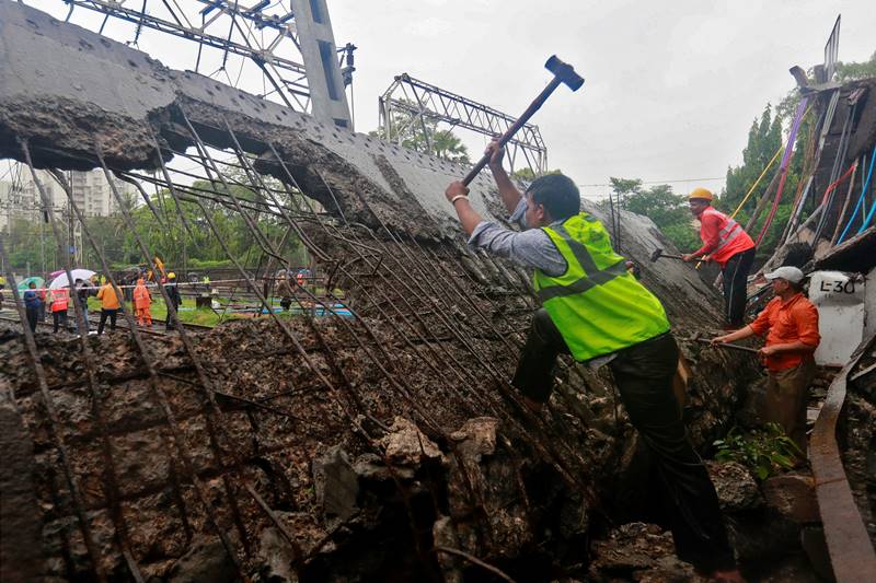 Mumbai footover bridge, Mumbai foot over bridge, Mumbai footover bridge collapse, Mumbai footover bridge incident, mumbai bridge collapse, mumbai bridge news, mumbai bridge accident, mumbai bridge collapse news, mumbai bridge collapse photos