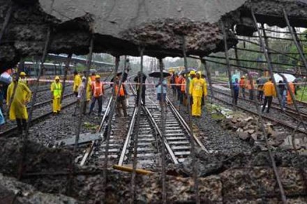 gokhale bridge collapse, railway safety report, andheri, vile parle, bmc, mumbai news gokhale bridge collapse, railway safety report, andheri, vile parle, bmc, mumbai news