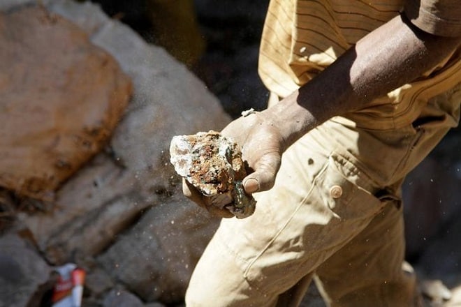 FILE PHOTO - An artisanal miner carries raw ore at Tilwizembe, outside of Kolwezi, the capital city of Lualaba Province in the south of the Democratic Republic of the Congo, June 11, 2016. REUTERS/Kenny Katombe