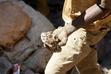 FILE PHOTO - An artisanal miner carries raw ore at Tilwizembe, outside of Kolwezi, the capital city of Lualaba Province in the south of the Democratic Republic of the Congo, June 11, 2016. REUTERS/Kenny Katombe