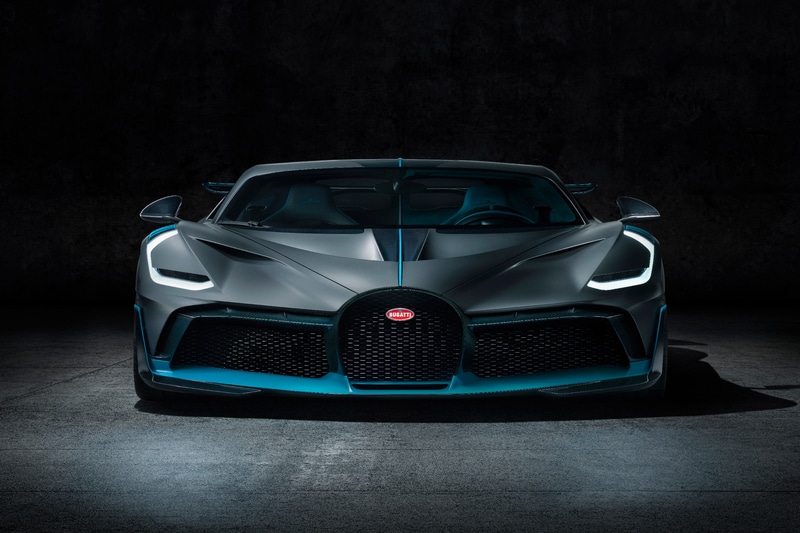 Attention to detailing helped the Bugatti Divo aerodynamic properties. The front cover of the hypercar is equipped with air intakes which reduces the cross-sectional area of the Divo at the same time as ensuring improved air-flow at the front and increasing aerodynamic efficiency. An optimized “air curtain” makes for better air flow over the front and rear sections of the car’s sides.